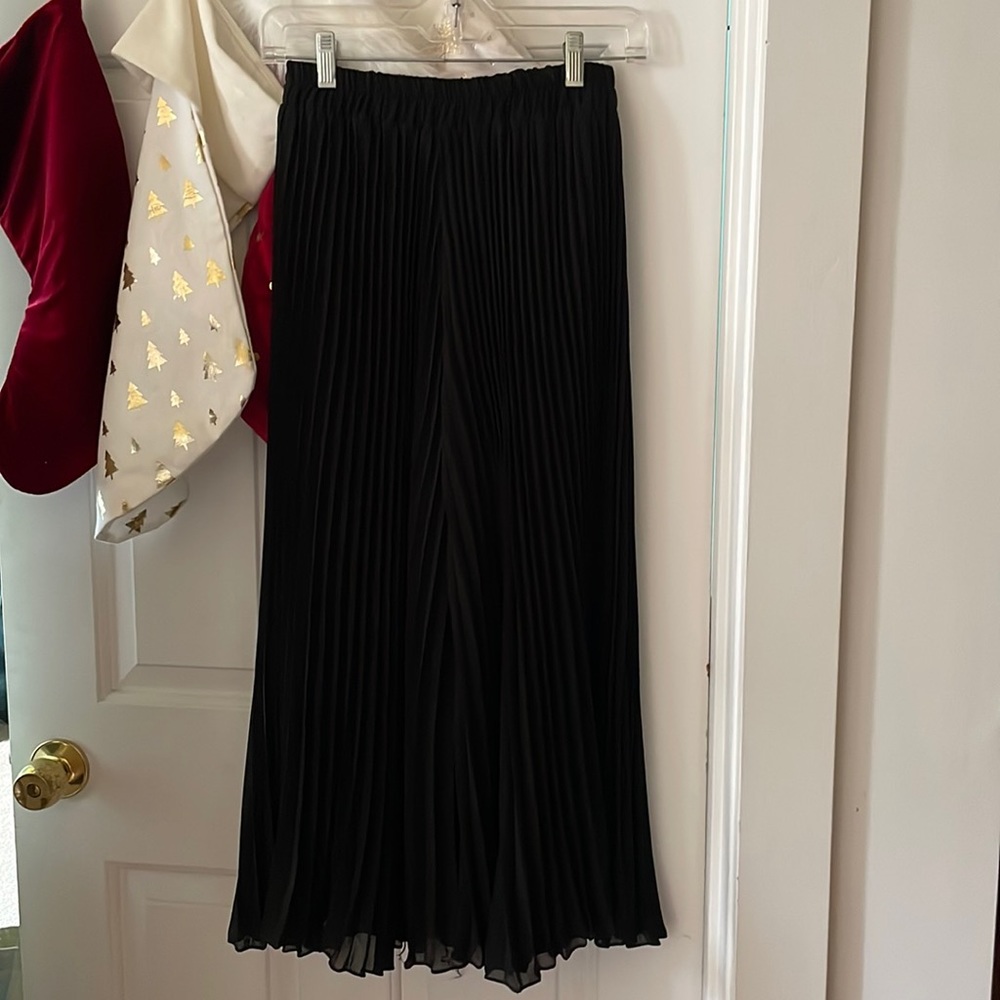 Black pleated pants